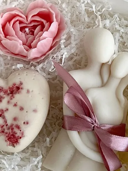This romantic hamper includes a couple candle, a heart-shaped wax sachet, and a peony candle. It's a beautiful gift for a bride-to-be or for an anniversary.