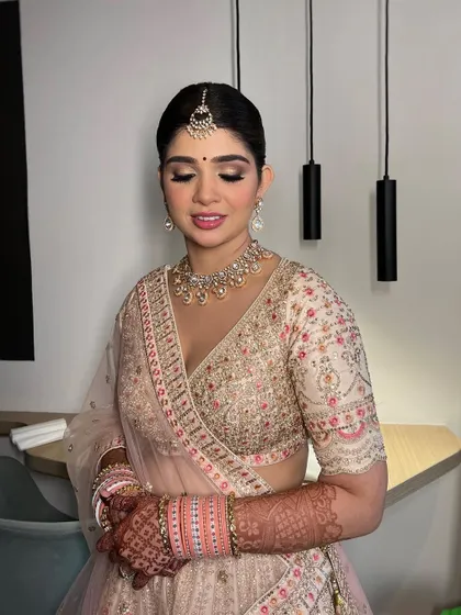Another angle of this pastel look. The makeup is soft and pretty, perfect for a daytime Pheras ceremony.