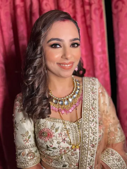 Akshita's smile shows how confident and beautiful she felt in her reception glam.