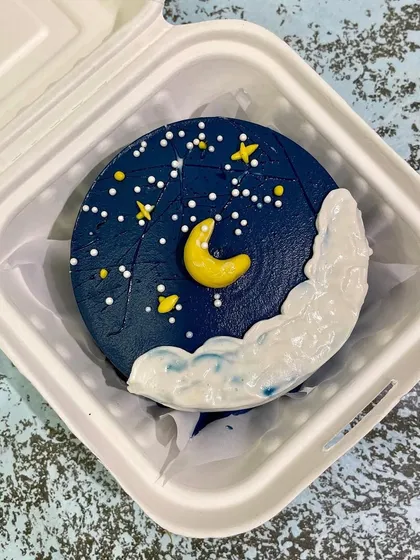 A dreamy starry night bento cake, complete with a crescent moon and sparkling stars. This design shows how we can turn a simple lunchbox cake into a little piece of art.