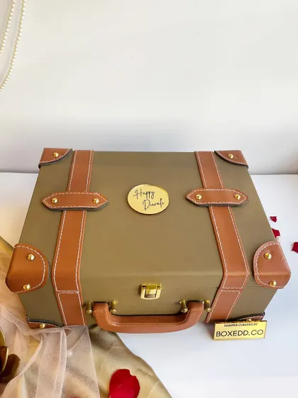 Planning corporate Diwali gifts? This vintage-style trunk hamper is a sophisticated option that is sure to impress clients and employees. It's a far cry from the usual box of sweets.