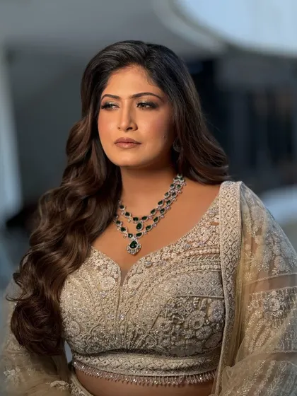 A powerful and glamorous portrait, perfect for a grand reception night.