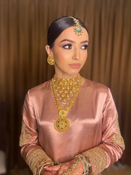 For her Anand Karaj ceremony, Pawlin wanted a softer, more serene look. I used delicate pink tones on the eyes and lips to complement her beautiful dusty rose Sabyasachi suit.