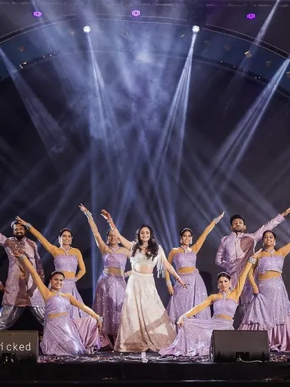 This night belonged to her as she performed with all her heart, surrounded by a troupe of backup dancers. The entire production was built around her, making her the undeniable star.