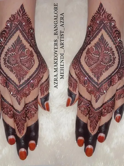 A full view of the symmetrical modern Arabic design, perfect for a chic and stylish look.