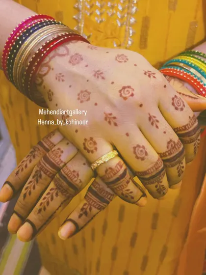 A simple and traditional "booti" (small motif) design, perfect for festivals or for guests at a wedding.