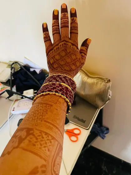 This photo shows the incredible longevity of my natural henna stain, looking rich and dark even after 6-7 days.