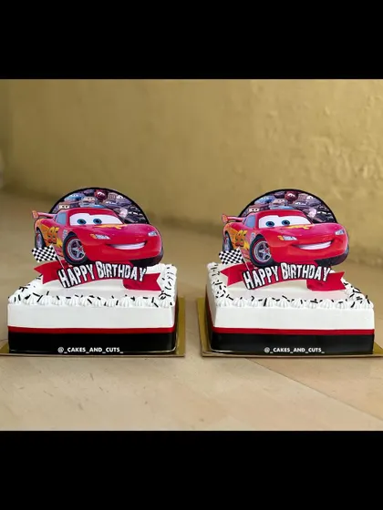 These Cars-themed flat cakes are a great option for parties, as they are easy to cut and serve to guests while still looking fantastic.