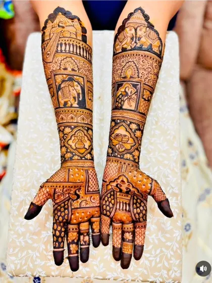 This design is filled with royal motifs, including elephants in howdahs on the palms and arms, creating a look fit for a queen.