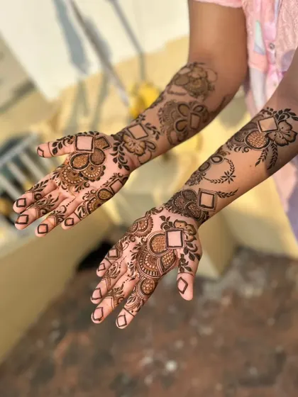 Another angle of the Dubai-style design, showing how the patterns flow up the arms in a vine-like fashion.