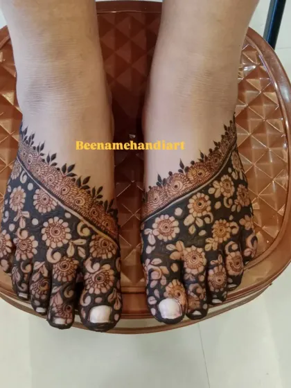 Mehandi for feet is just as important. Here is a lovely floral design that covers the feet completely, using negative space to make the flowers pop. It's a very elegant look for any festival or wedding.