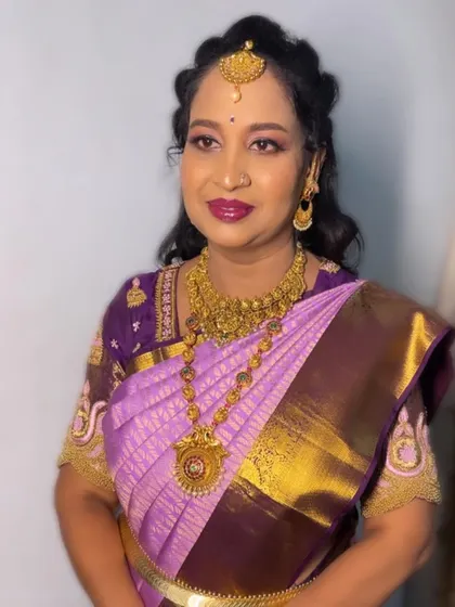 A portrait showing the front view of this curly hairstyle.