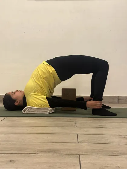 Here is a variation of Chatushpadasana using blocks to support the hands. This modification helps to open the shoulders and chest while strengthening the glutes and hamstrings, providing a stable foundation for the pose.