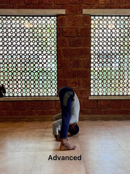 This carousel demonstrates the progression into Upavistha Konasana for both beginner and advanced practitioners. It shows how to work on the forward fold and lateral bend, emphasizing that the abdomen should rest down before the chest.