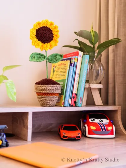 A sunflower in a planter makes the perfect desktop buddy. I designed this to make homework time a little more fun and a lot more cheerful.