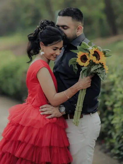 Sometimes, the most powerful moments are the quiet ones. In the middle of a beautiful garden in Pune, this gentle embrace says everything. Using natural elements like these sunflowers, I frame your love in a way that feels both timeless and deeply personal.