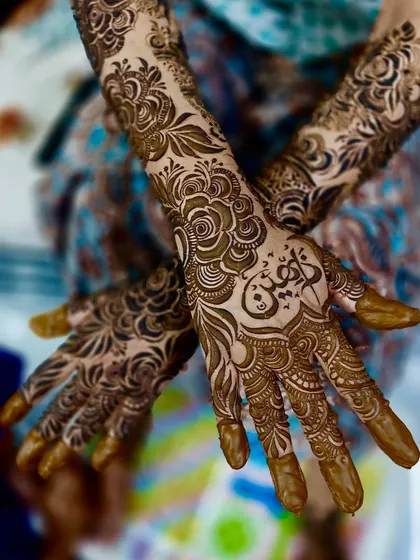 A beautiful Dubai floral mehendi with personalized Arabic calligraphy.