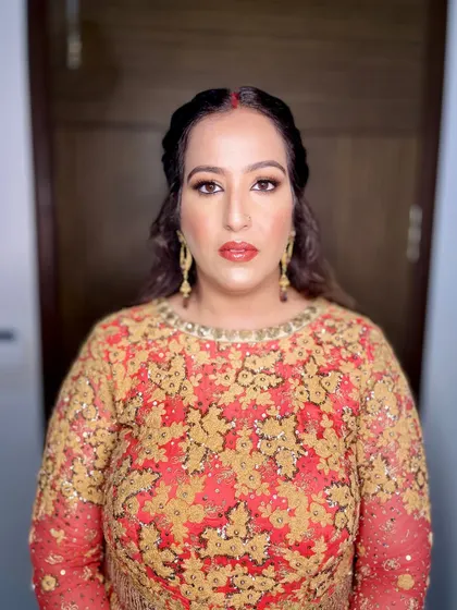 A close-up of the bold and classy makeup for this Lohri function.