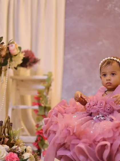 Explore our various floral and elegant setups. These sets feature props like swings, ornate chairs, and pearl decorations, all surrounded by beautiful flowers for a timeless and pretty photoshoot.