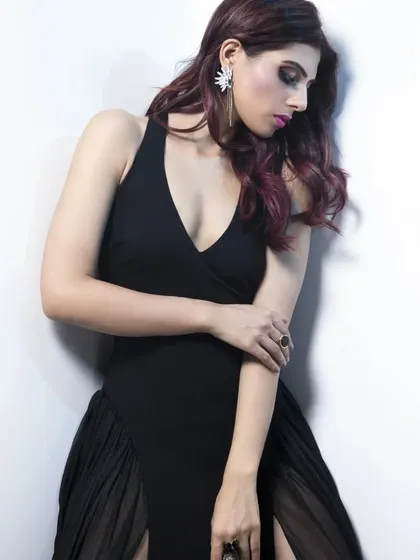 A powerful and elegant look from the Elviraa Official campaign. I styled this flowing black gown with double thigh-high slits to create a sense of drama and movement, perfect for a confident, show-stopping entrance.