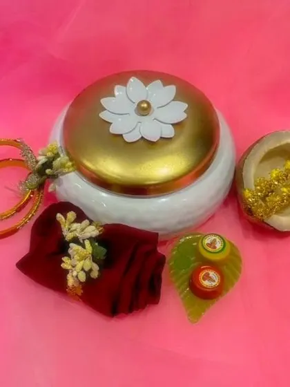 All the components of the gift box are displayed here, giving you a clear idea of what your guests will receive in this beautiful package.