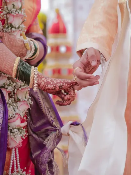 The tying of the knot, a symbolic and beautiful ritual in a Hindu wedding. We capture this detail with an artistic and respectful approach.