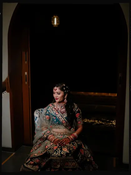 Duplicate of image 303, a solo bridal portrait.