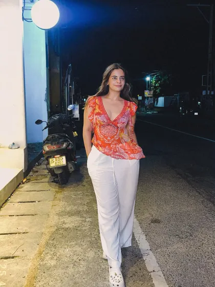Walking through the streets of Sri Lanka in my favorite H&M linen pants. They are so versatile and comfortable, making them the perfect travel companion for exploring new places.