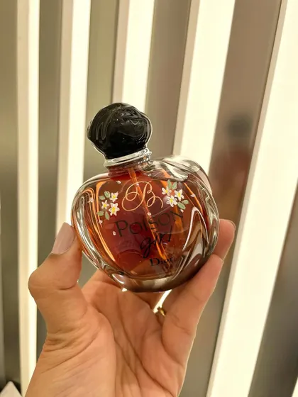 A beautifully detailed Poison bottle by Dior, personalized with tiny flowers and an engraved initial. Even on complex surfaces, a touch of art can make a product stand out.