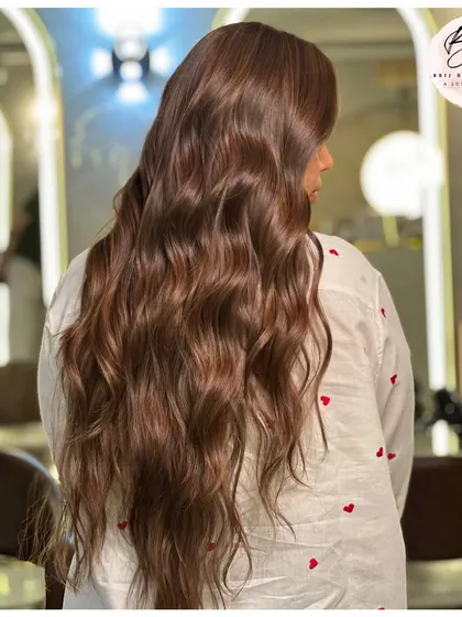 The side profile of this glossy brown hair shows the depth and dimension of the color. It’s a perfect example of earthy elegance meeting everyday glam.