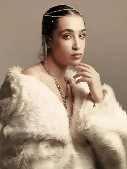 An ethereal and icy look. I created a minimalist makeup look with a focus on glowing skin and added an intricate hair accessory for a touch of avant-garde glamour.