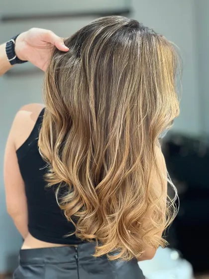 Another angle of the stunning blonde Airtouch Balayage. The technique creates a very soft, diffused lightness that looks incredibly natural.