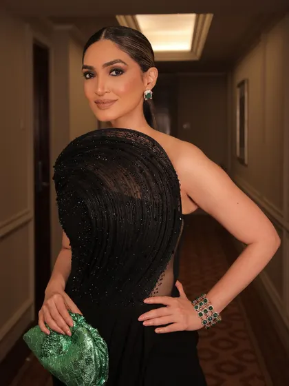 Another angle of the client, her green clutch adding a pop of color to the all-black ensemble.