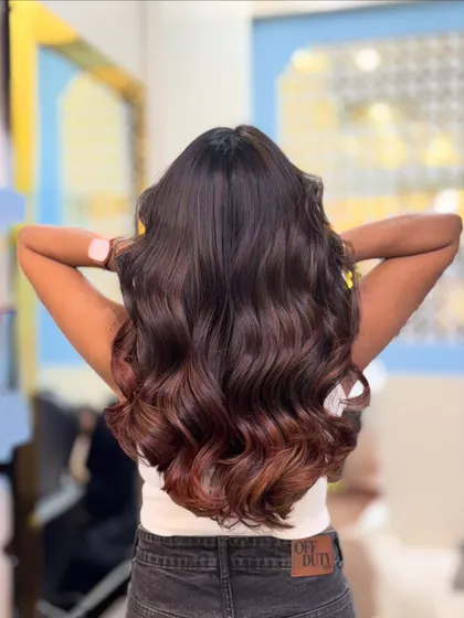 A cool, melted, and sober vibe. This look features a subtle red-violet ombre on a dark base, creating a sophisticated and modern color melt.