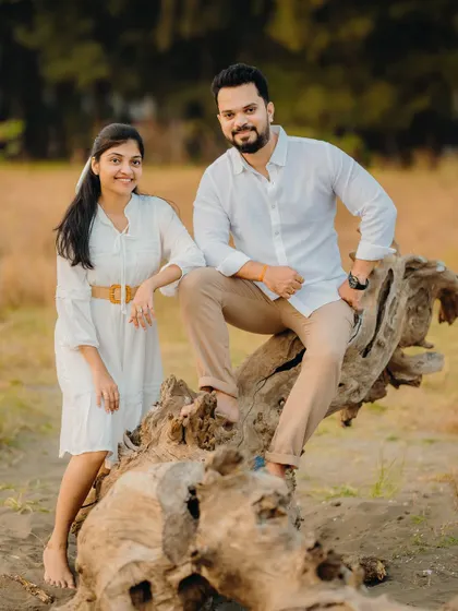 Using natural elements like this large piece of driftwood as a prop for Milan and Pranali's beach pre-wedding shoot. It adds a rustic and organic feel to the portraits.