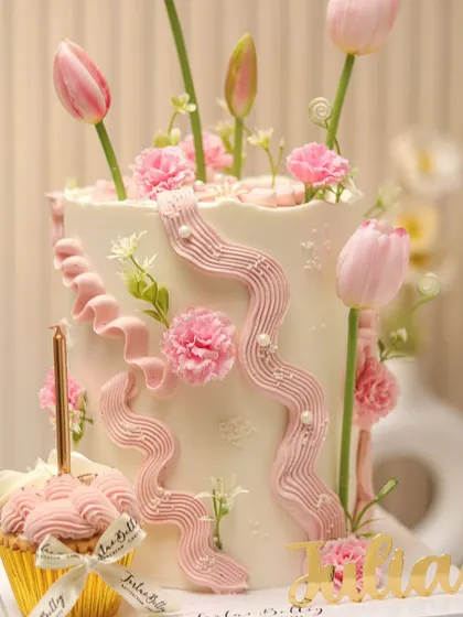 A final look at the stunning tulip cake, a testament to the beauty of handcrafted sugar flowers.