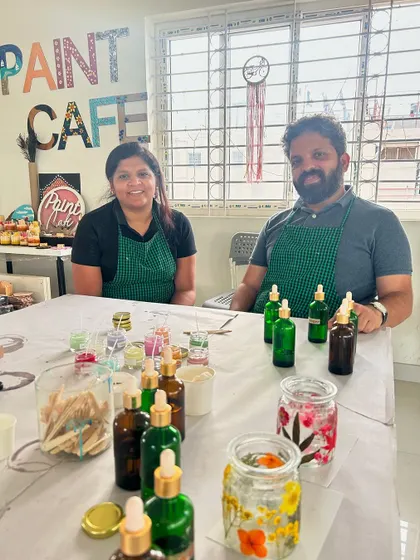 This couple opted for our pressed flower candle holder workshop, a relaxing and rewarding activity for a creative date.
