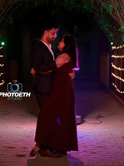 A romantic silhouette shot in a tunnel of bamboo and fairy lights. This is a simple yet very effective way to create a beautiful and intimate pre-wedding photo.