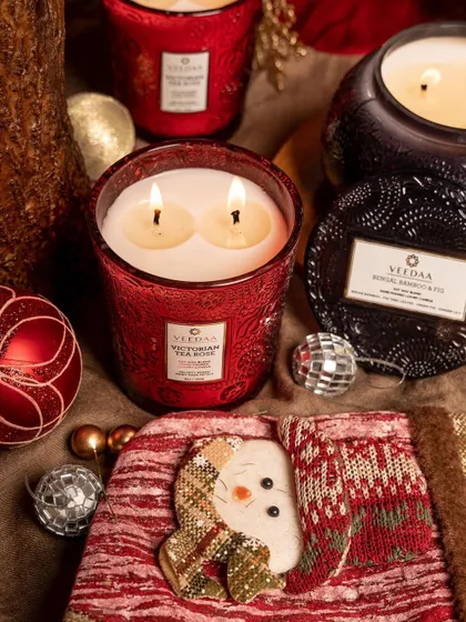 Christmas is a feeling. Our Victorian Tea Rose candle, in its festive red jar, is perfect for creating a cozy and romantic atmosphere next to your Christmas stockings.