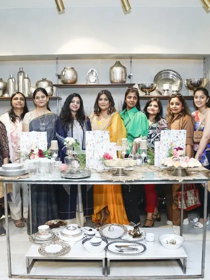 A group photo with the wonderful women who participated in our workshop at Artistico Decor. It was a pleasure to share creative concepts in their beautiful store.