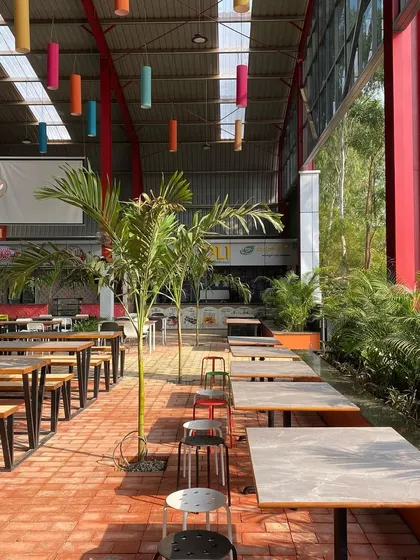 We used planters and trees throughout the large 13,000 sq. ft. arena to mellow the scale and create the feeling of a garden restaurant.