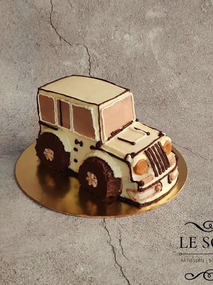I'm very selective about carving cakes to avoid waste, but I was proud of this jeep cake where I achieved the shape with zero wastage. This half-kg Vanilla Chocolate cake is a true 3D creation.