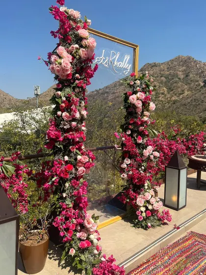 A clear acrylic backdrop panel for this mehendi in Udaipur, offering unrestricted views of the beautiful mountains.