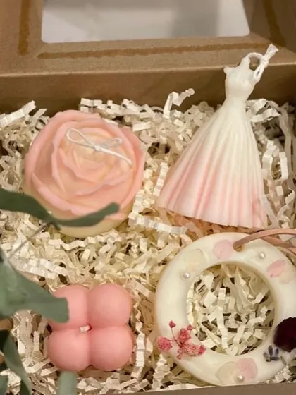 An elegant bridesmaid gift box with a dress candle, a rose candle, a mini bubble candle, and a floral wax sachet. It’s a sophisticated and beautiful thank you gift.