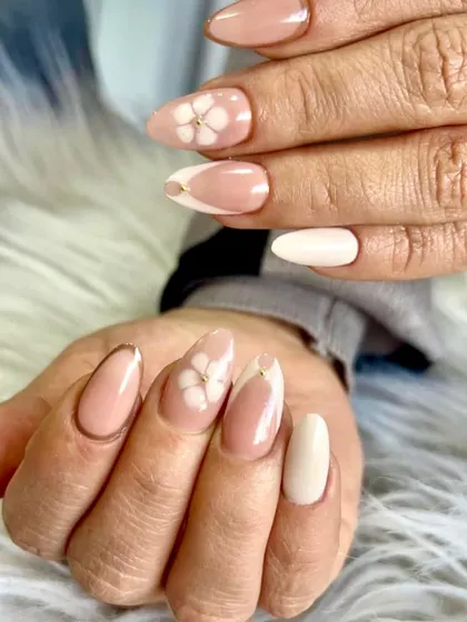 Soft nails, loud obsession. This dreamy set features a sheer nude base with delicate white 3D flowers and subtle gold accents for a look that's both simple and stunning.