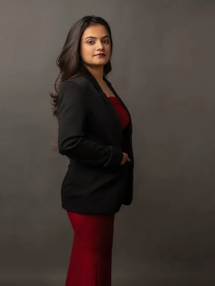 A pop of color combined with a classic blazer creates a modern and dynamic business portrait. This look is perfect for a professional who wants to appear both serious and stylish.