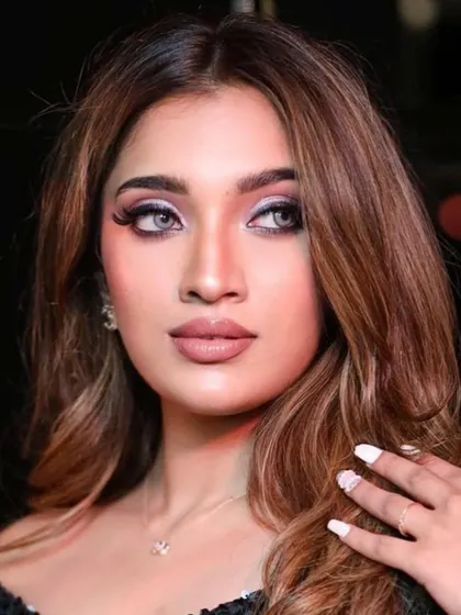 Another angle of this flawless glam look. The way the light catches the shimmer on the eyelids is just beautiful, and the contoured cheeks add dimension and structure.