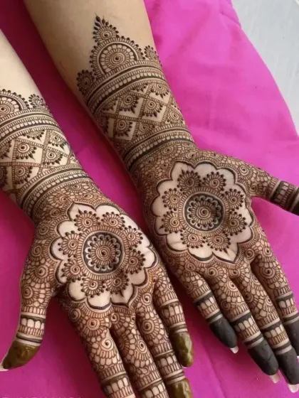A classic and popular design featuring symmetrical mandalas on the palms. This is a timeless choice that always looks beautiful.