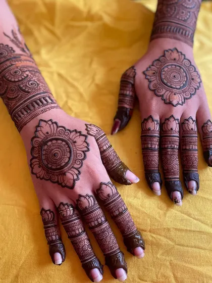 For the minimalist bride, this engagement mehendi features a beautiful lotus mandala at the center of the palm. It's elegant, simple, and still makes a gorgeous statement.