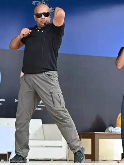 Teaching the proper fighting stance and guard, the foundation of all defensive and offensive techniques.